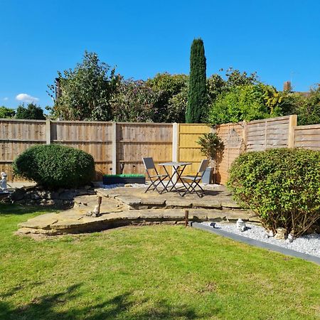 A Bright And Spacious Gem Staines-upon-Thames Bagian luar foto