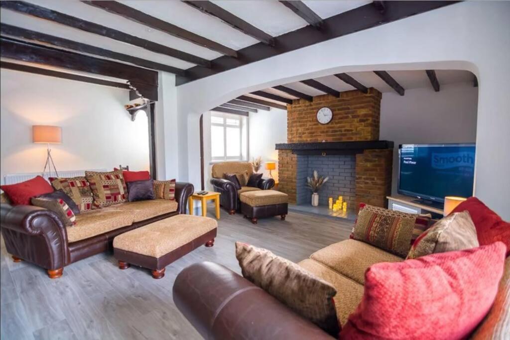 A Bright And Spacious Gem Staines-upon-Thames Bagian luar foto