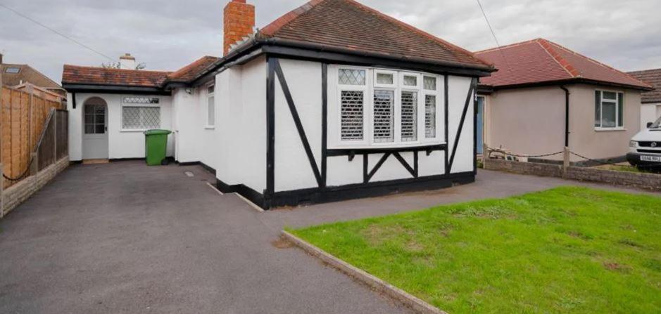 A Bright And Spacious Gem Staines-upon-Thames Bagian luar foto