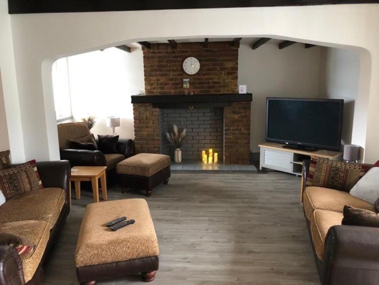 A Bright And Spacious Gem Staines-upon-Thames Bagian luar foto
