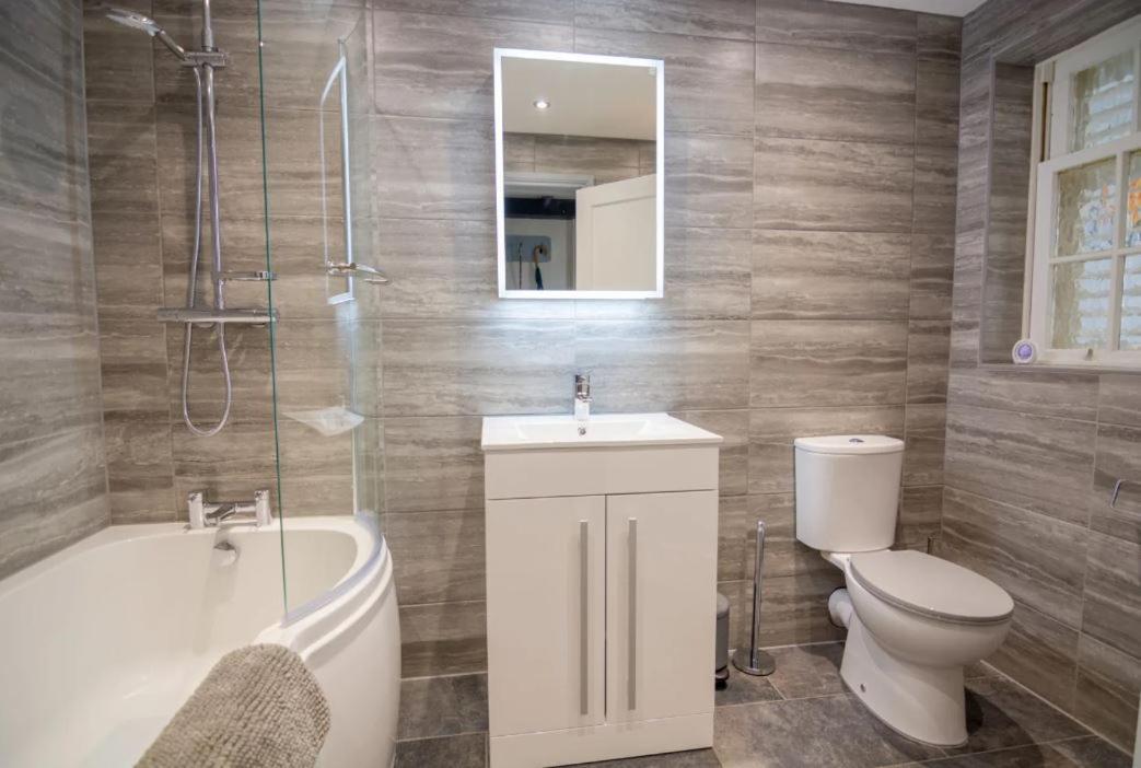 A Bright And Spacious Gem Staines-upon-Thames Bagian luar foto