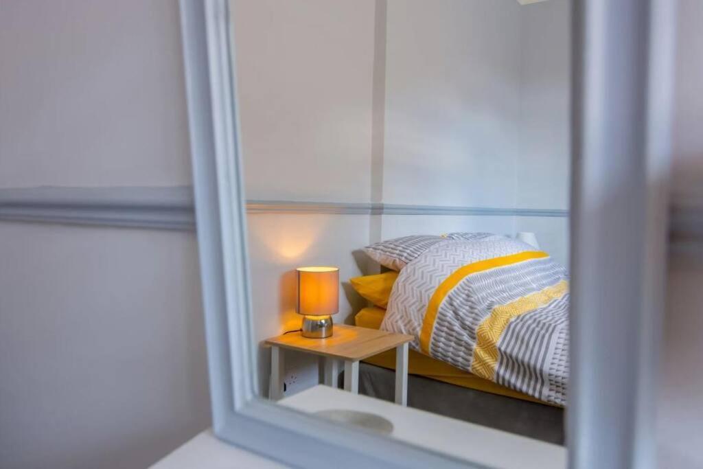 A Bright And Spacious Gem Staines-upon-Thames Bagian luar foto