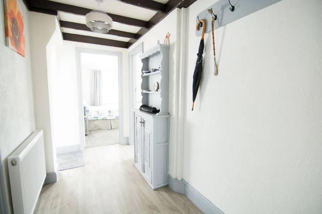 A Bright And Spacious Gem Staines-upon-Thames Bagian luar foto