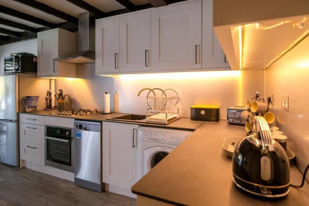 A Bright And Spacious Gem Staines-upon-Thames Bagian luar foto