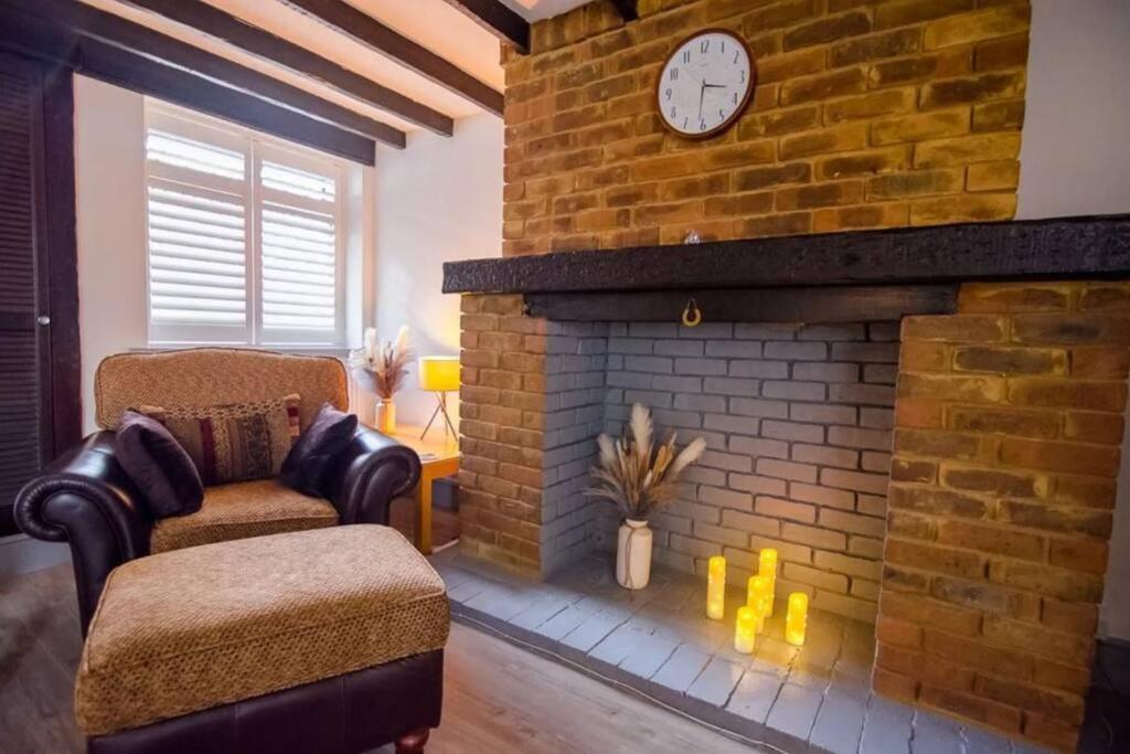 A Bright And Spacious Gem Staines-upon-Thames Bagian luar foto
