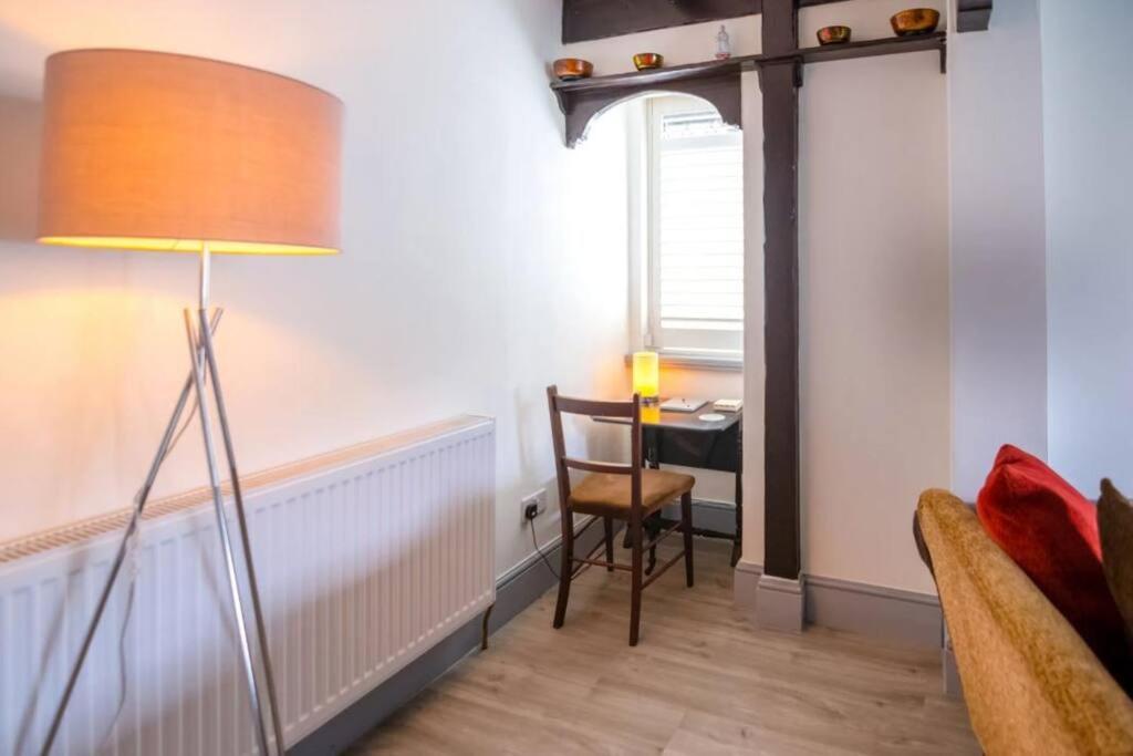 A Bright And Spacious Gem Staines-upon-Thames Bagian luar foto