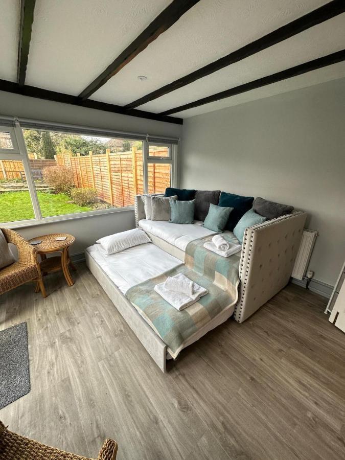A Bright And Spacious Gem Staines-upon-Thames Bagian luar foto