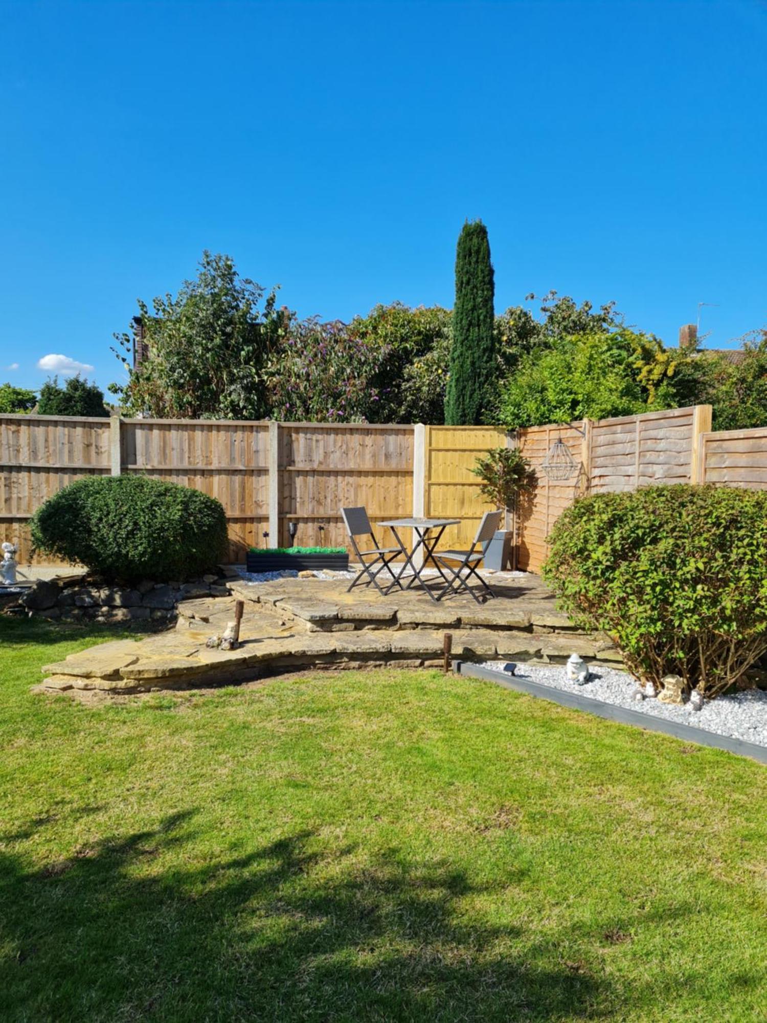 A Bright And Spacious Gem Staines-upon-Thames Bagian luar foto