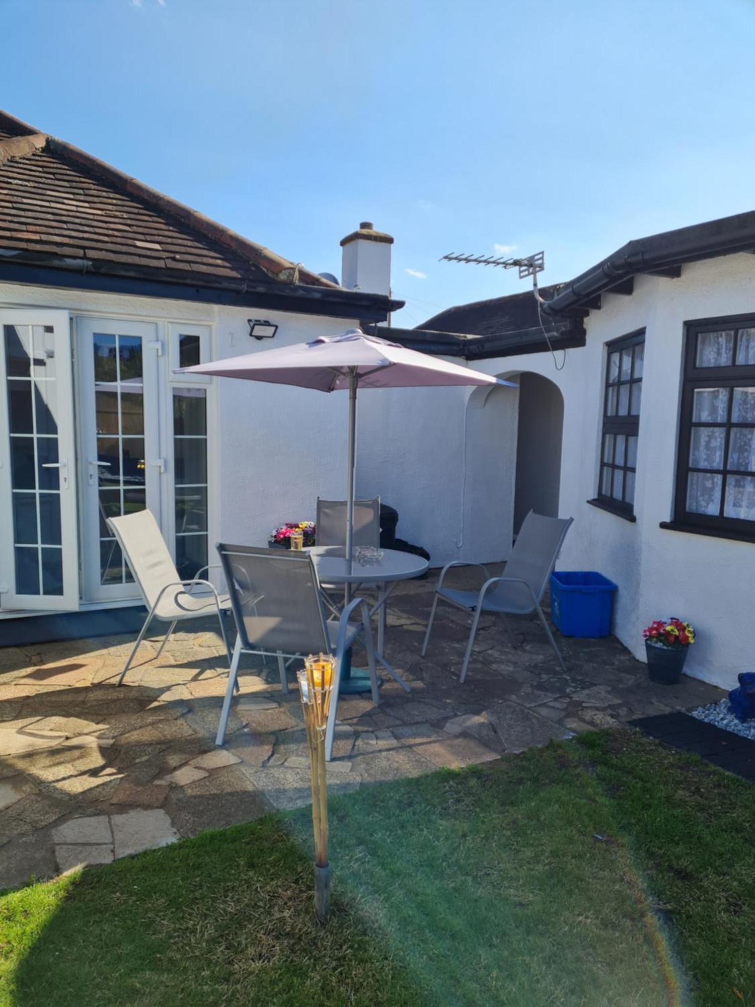 A Bright And Spacious Gem Staines-upon-Thames Bagian luar foto