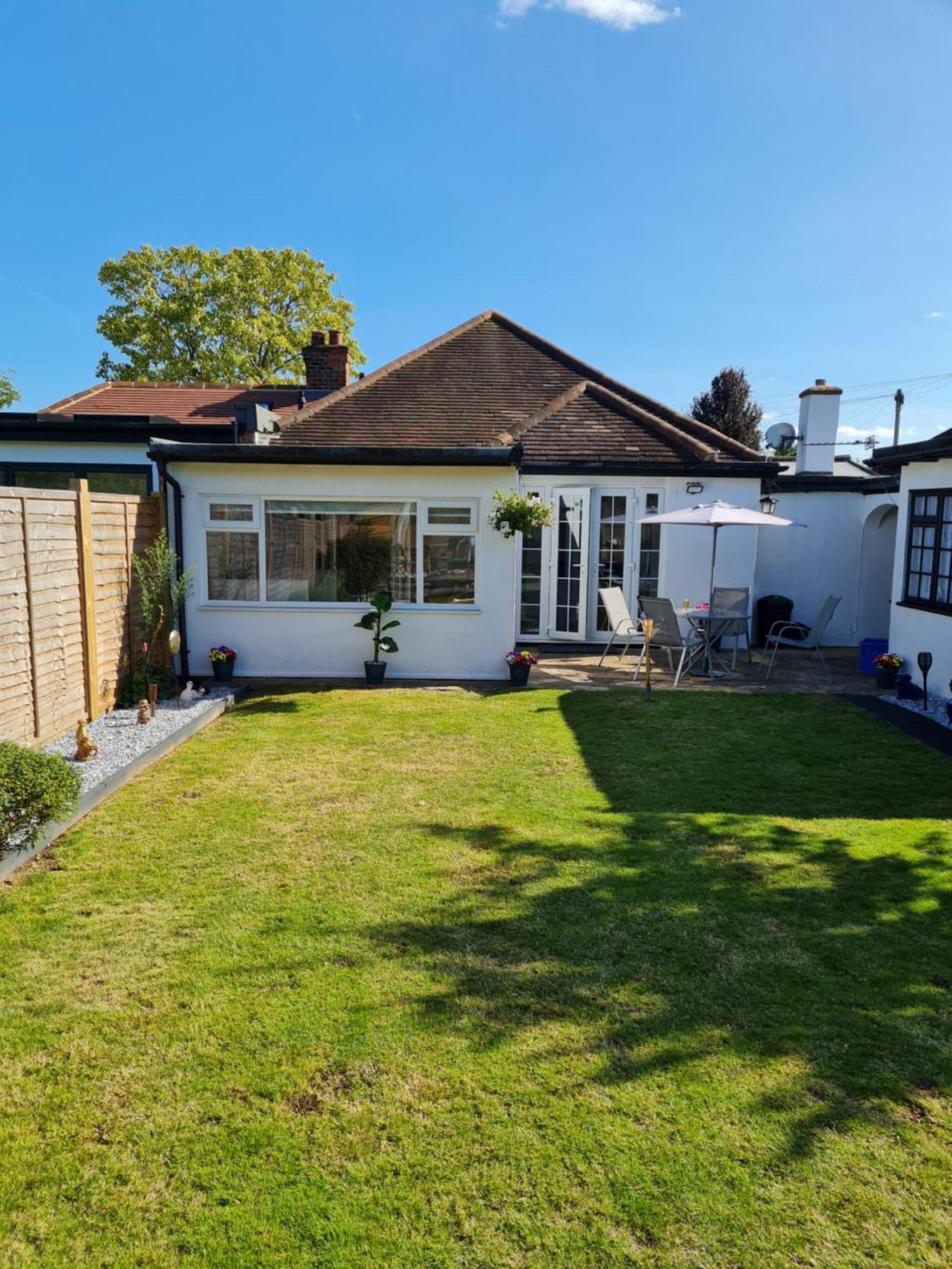 A Bright And Spacious Gem Staines-upon-Thames Bagian luar foto